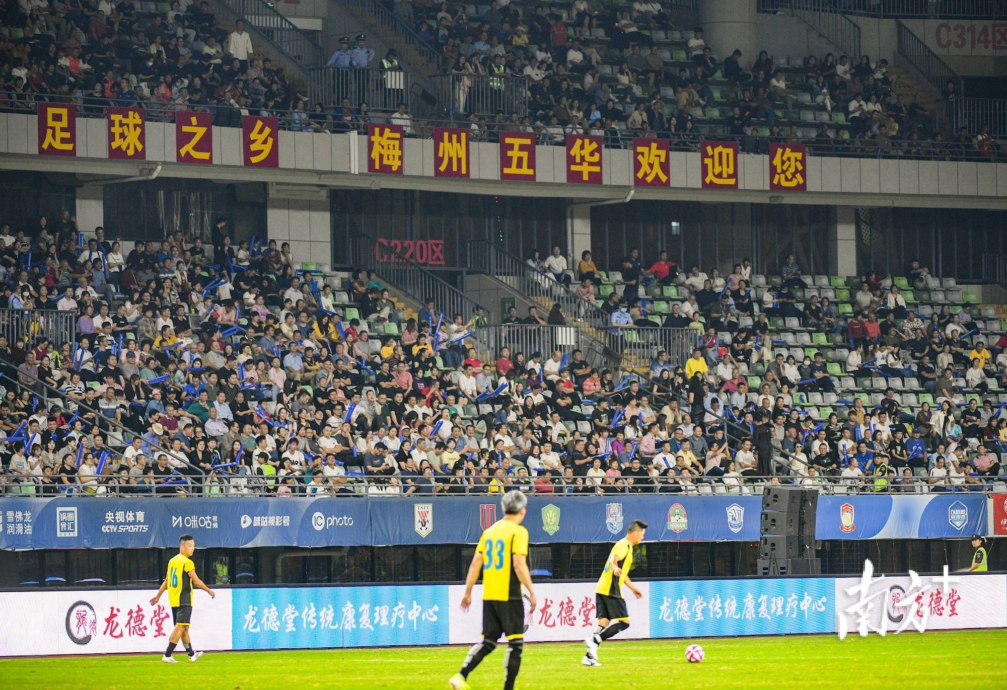 国内足球赛事吸引众多球迷关注，谁能笑到最后？的简单介绍